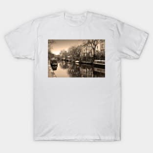 Narrow Boats Regent's Canal Camden London UK T-Shirt